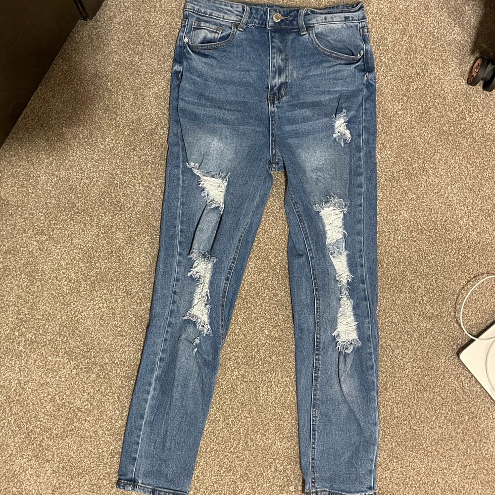 ELITE JEANS RIPPED SKINNY/STRAIGHT JEANS. SIZE 7/8. WORN A FEW TIMES